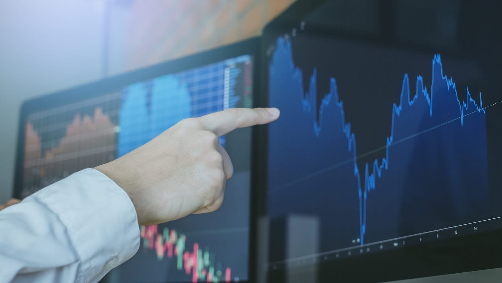 Man pointing at a chart: relief rally or rebound?